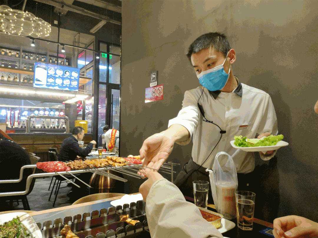对,海底捞全国首家烧烤店就叫"江湖海底",地址位于西安高新区快到创业