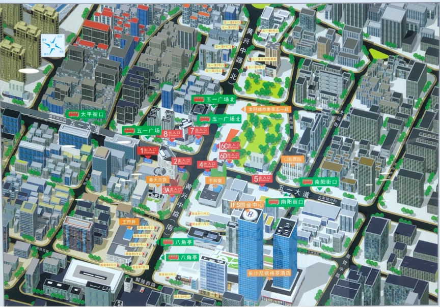 *五一广场站8个出口,驳接八个公交站,向南就是五一商圈核心地带
